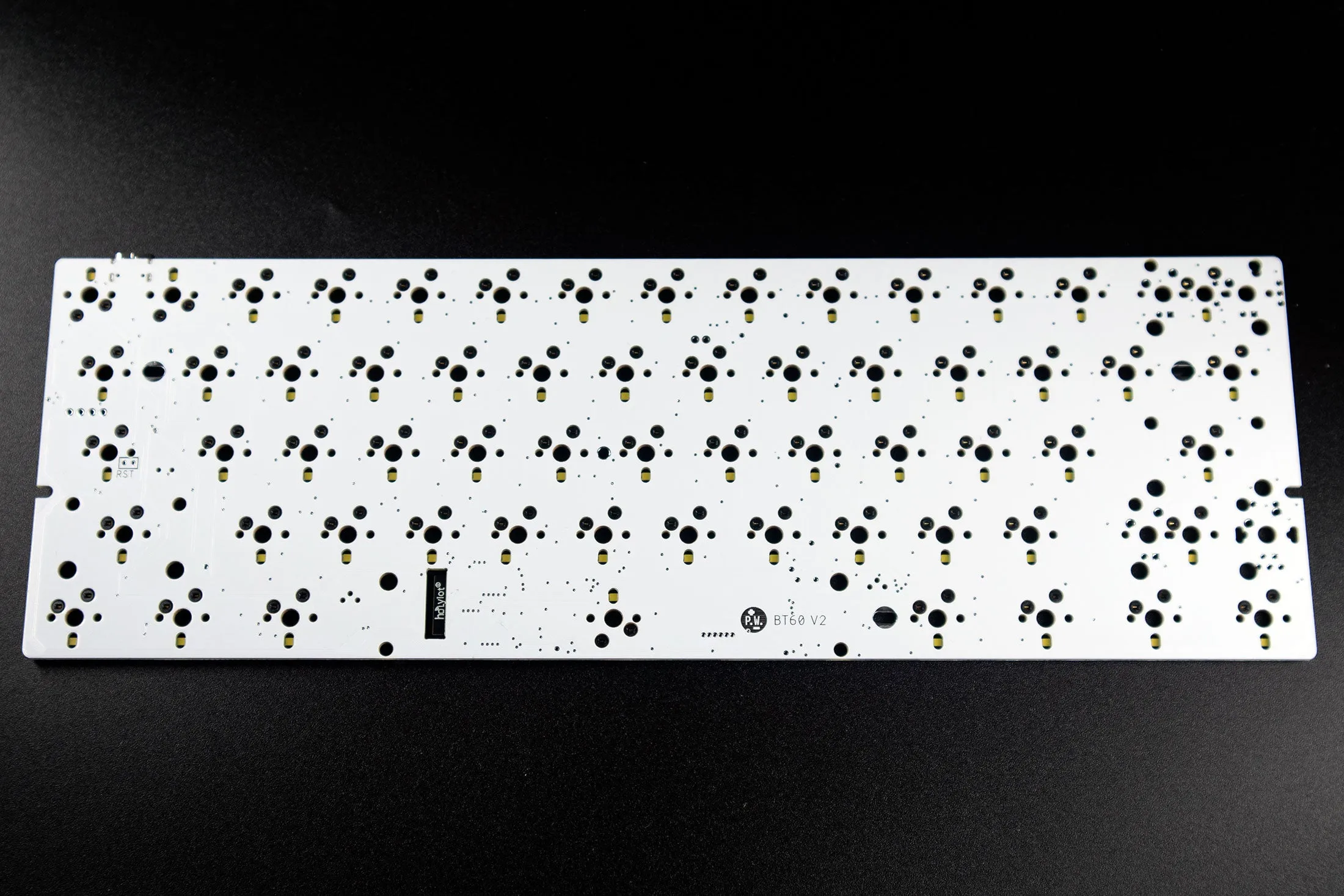 BT60v2 - 60% Wireless Hotswap Tray Mount PCB with RGB underglow and white LED