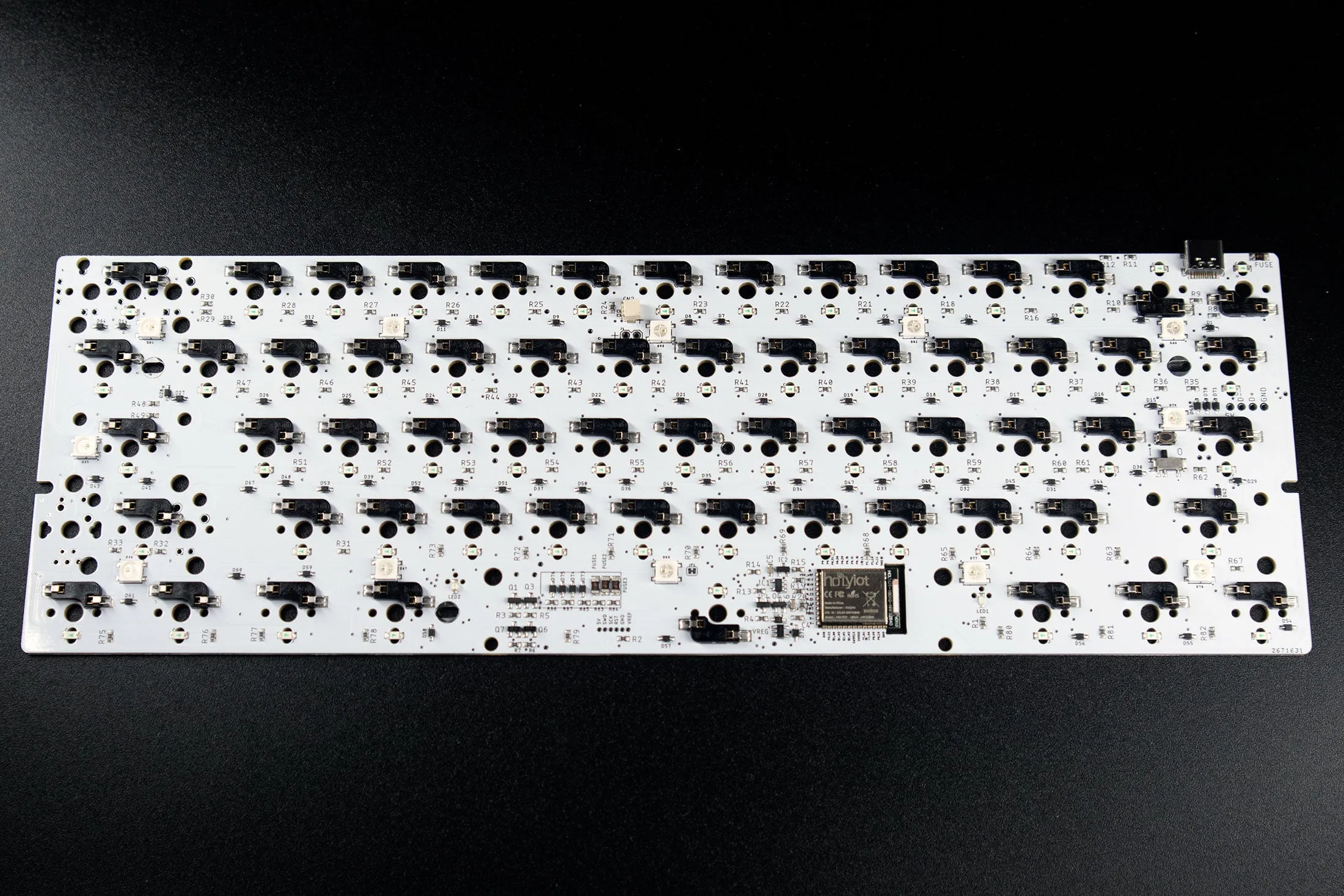 BT60v2 - 60% Wireless Hotswap Tray Mount PCB with RGB underglow and white LED